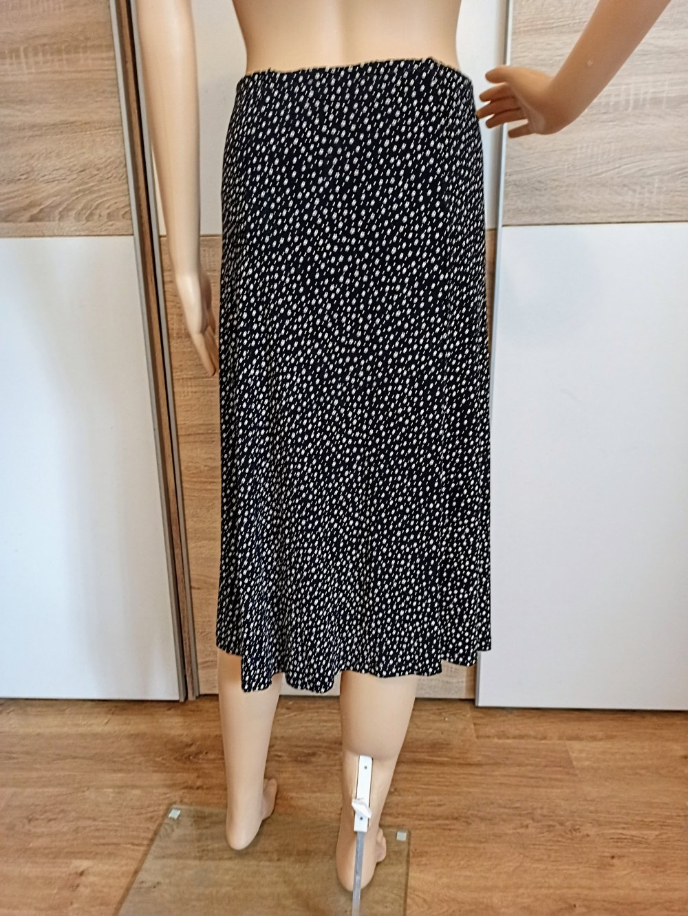 Schöner Rock in schwarz mit kleine weiße Blümchen