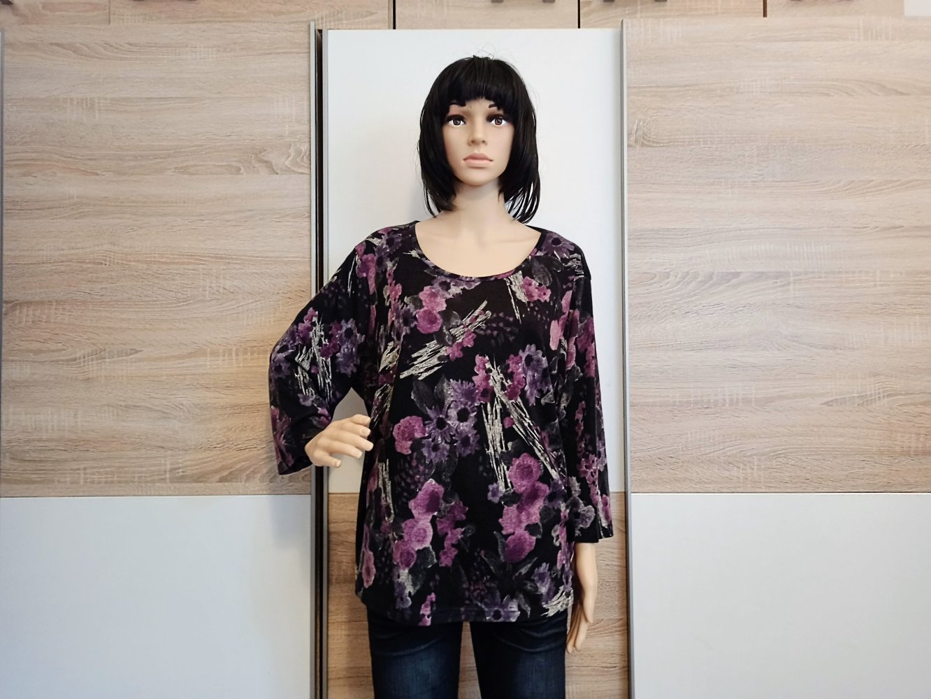 Schöner Langarm-Shirt in schwarz mit lila Blümchen