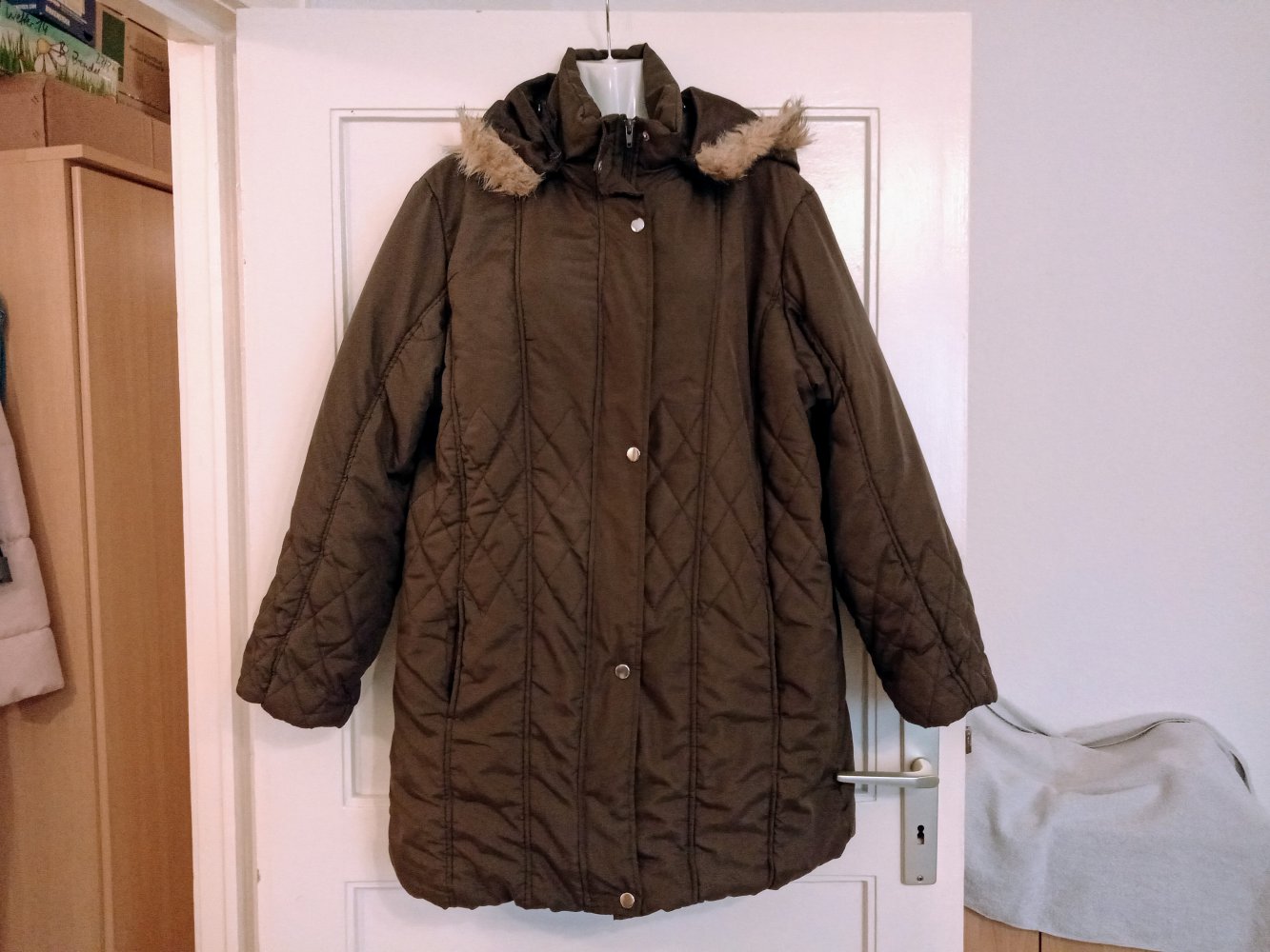 Sehr schöne Übergangsjacke mit Kapuze in Farbe Khaki 