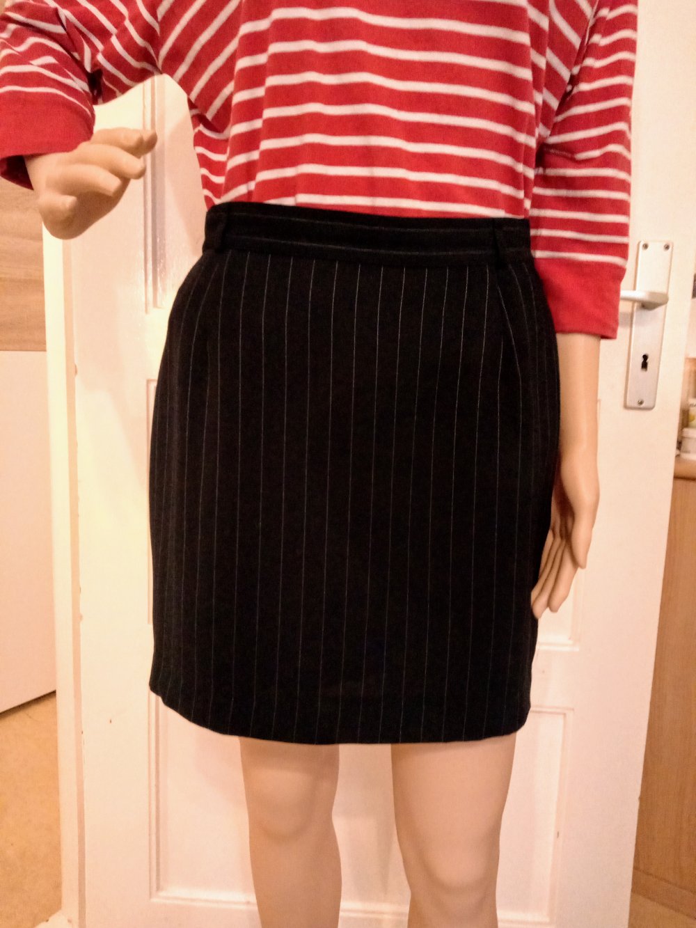Sehr schöner Rock mit weißen Nadelstreifen von Gerry Weber 