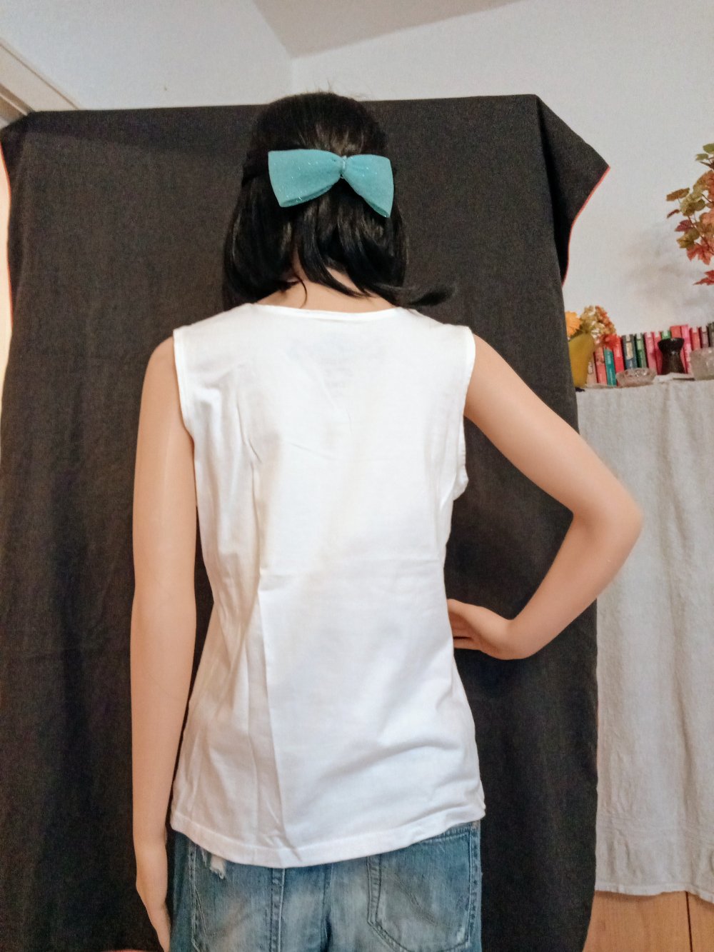 Schönes T-Shirt in weiß von Yorn mit Straps Steinen