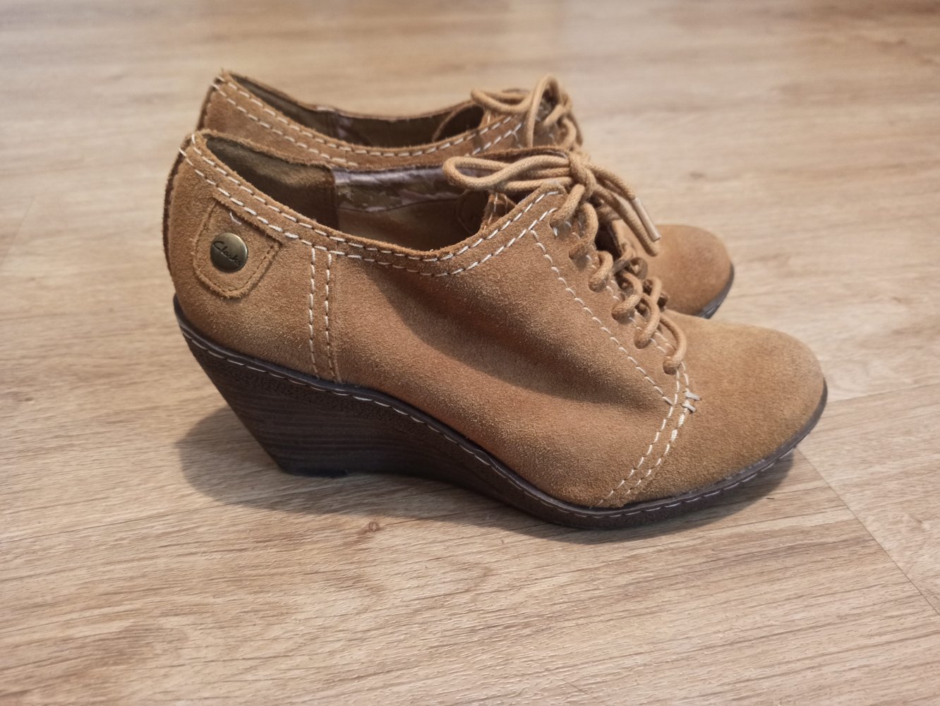Tolle Schuhe in Farbe Senf von Clarks