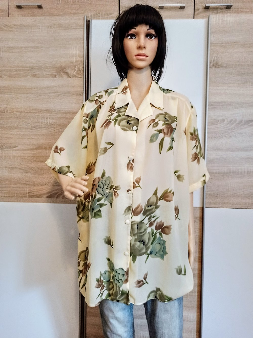 Schöne Bluse in gelb mit  Blumen grün/braun