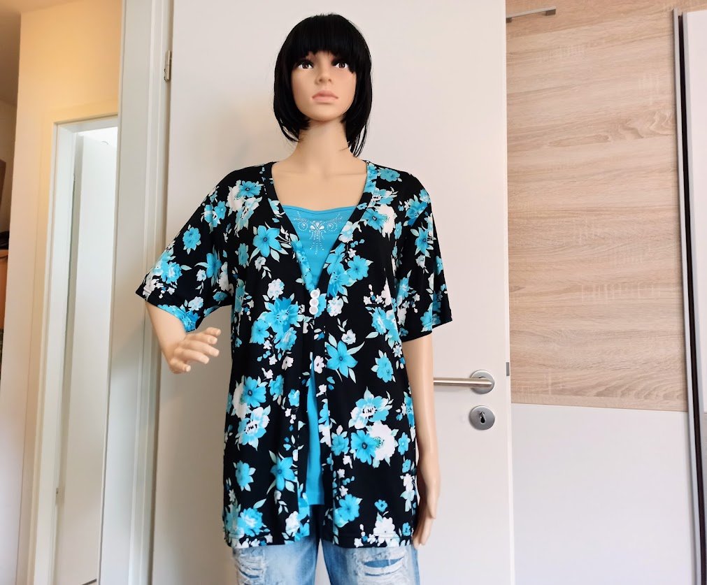 Sehr schönes T-Shirt von Keep Away From Fire mit blauen Blümchen