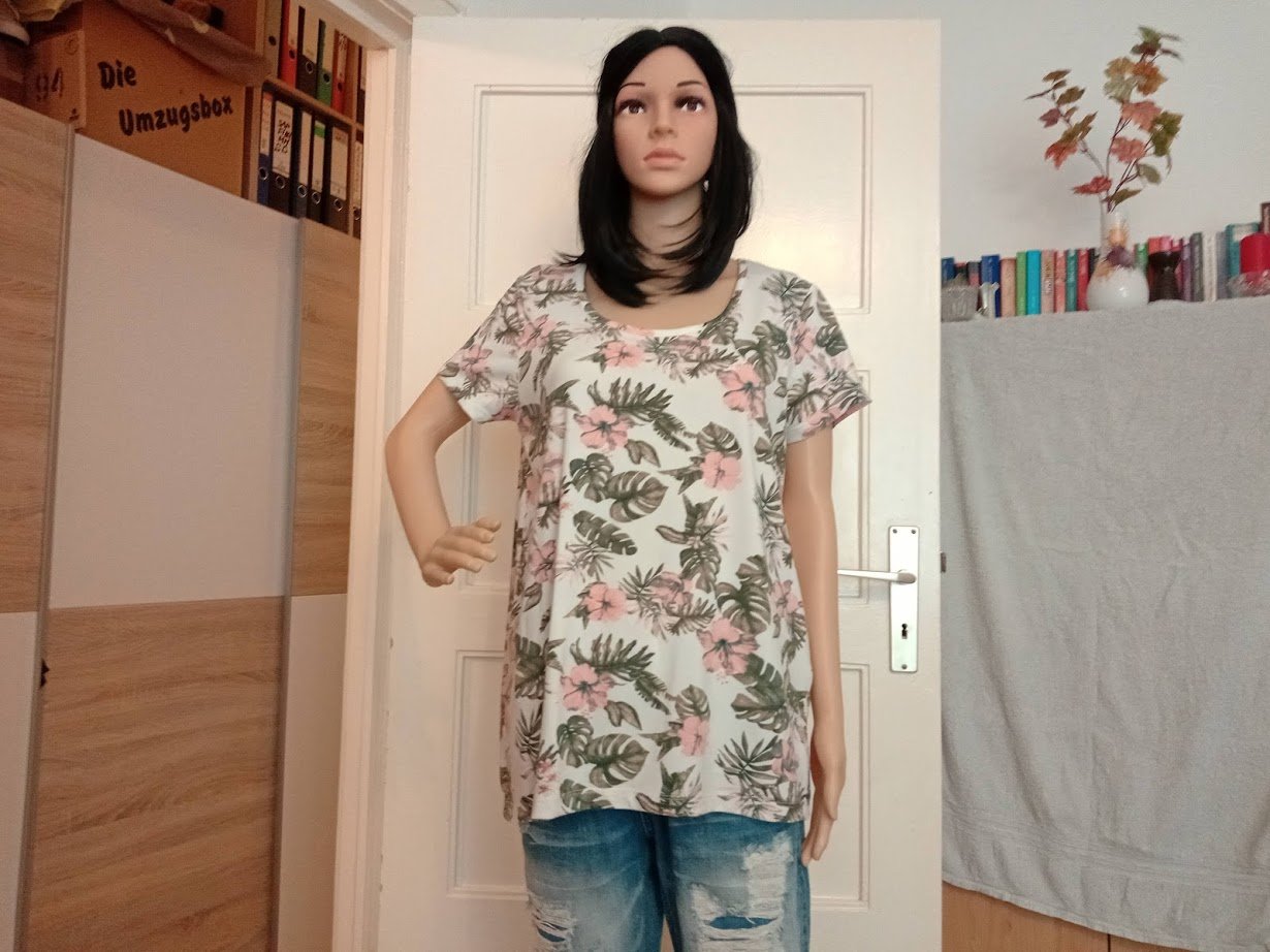 Sehr schöner T-Shirt von Infinity Women mit Blümchen 