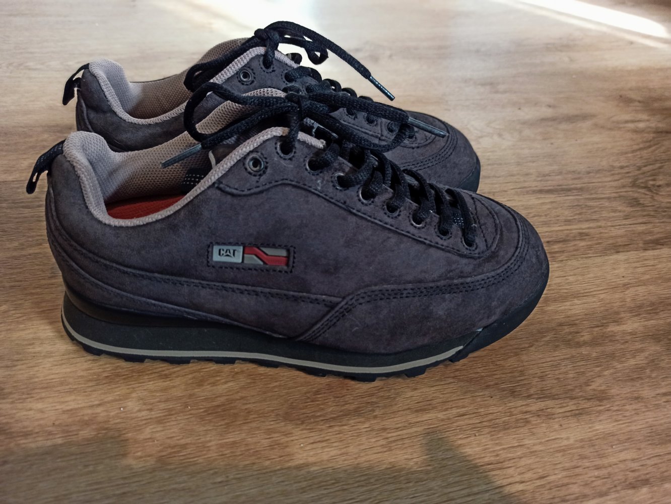 Sehr schöne Sneakers von Cat in braun