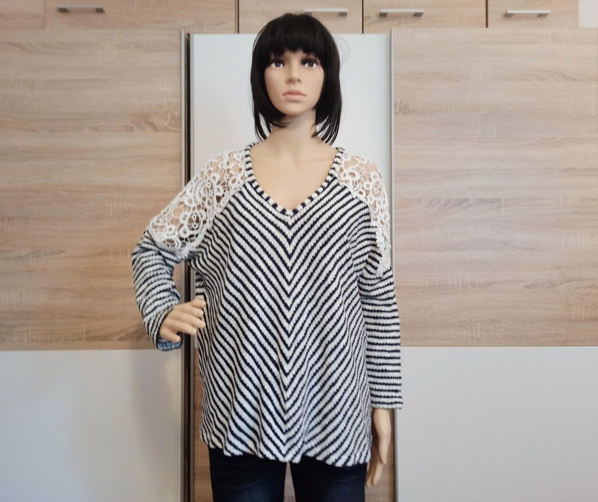 Schöner gestreifter Pullover mit Spitze von Gina