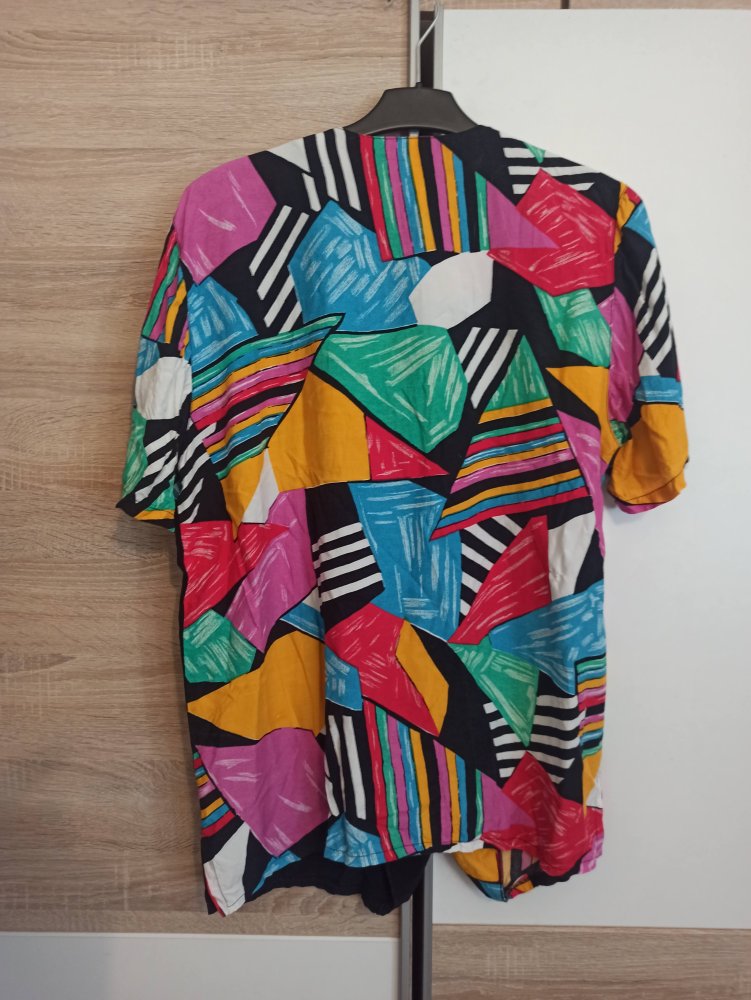 Schöne bunte Bluse mit Knöpfe