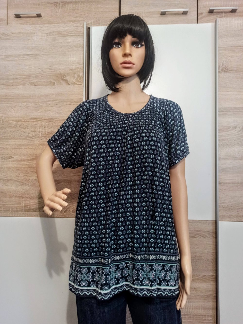 Schönes buntes T-Shirt von Infinuty mit kleine Blumennuster