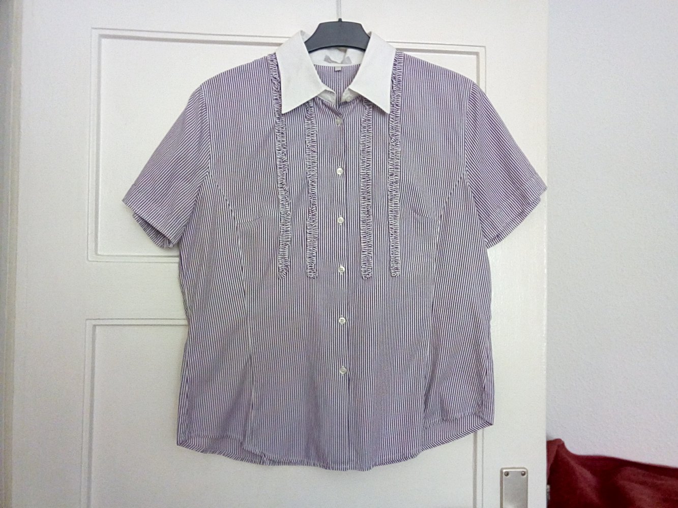 Schöne Bluse mit Nadelstreifen