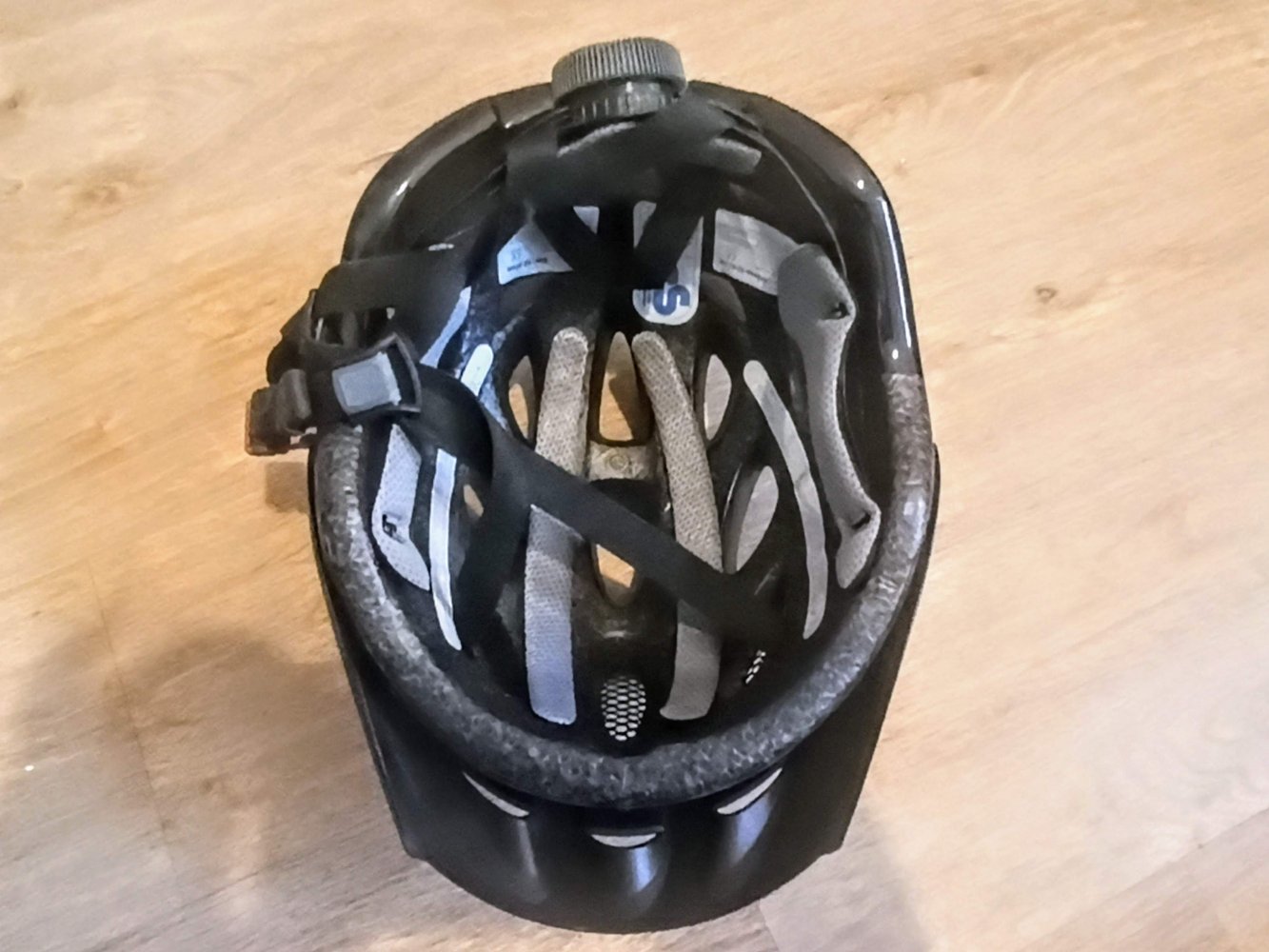 Fahrradhelm von Abus in schwarz