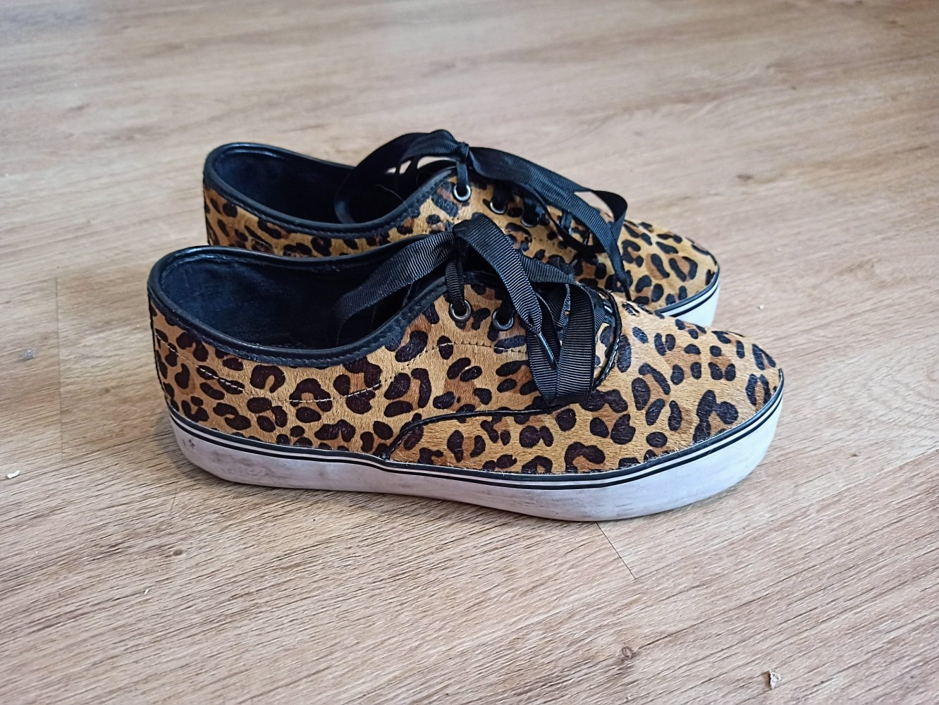 Schöne Sneakers in Leoparden-Style von stradivarius