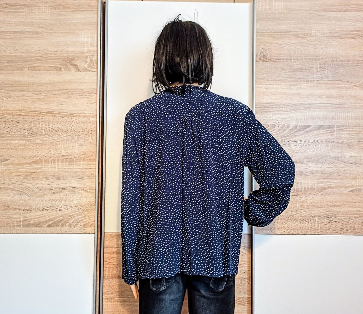 Schöne Bluse in Marienblau mit kleine weiße kreise von edc