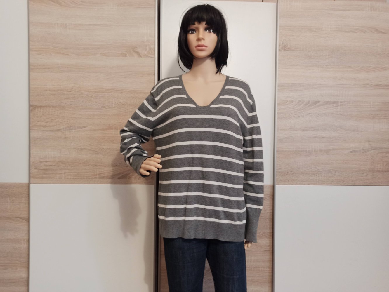 Schöner Pullover in grau mit weiße Streifen von She