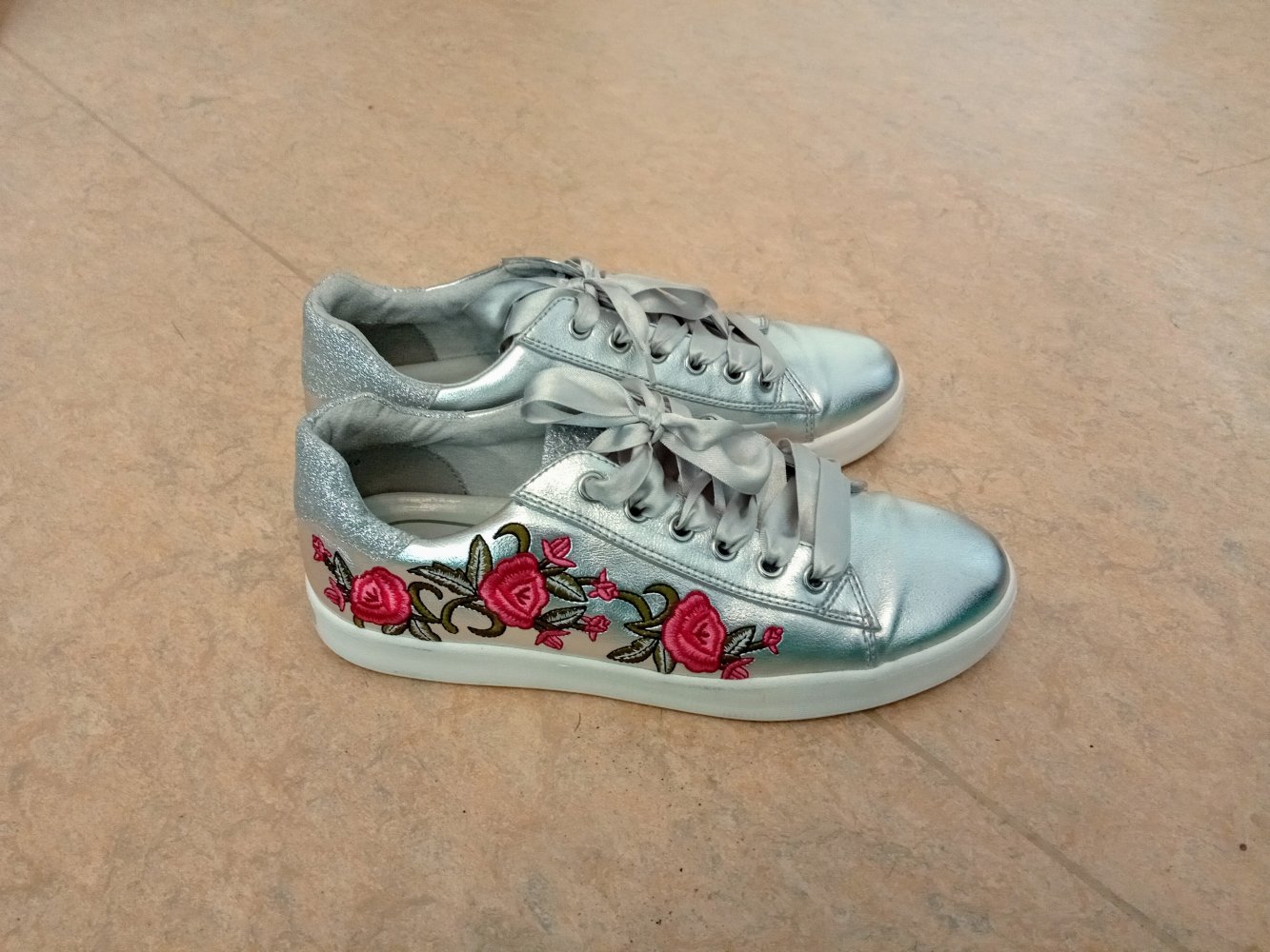 Sehr schöne silberne Sneakers von Marco Tozzi