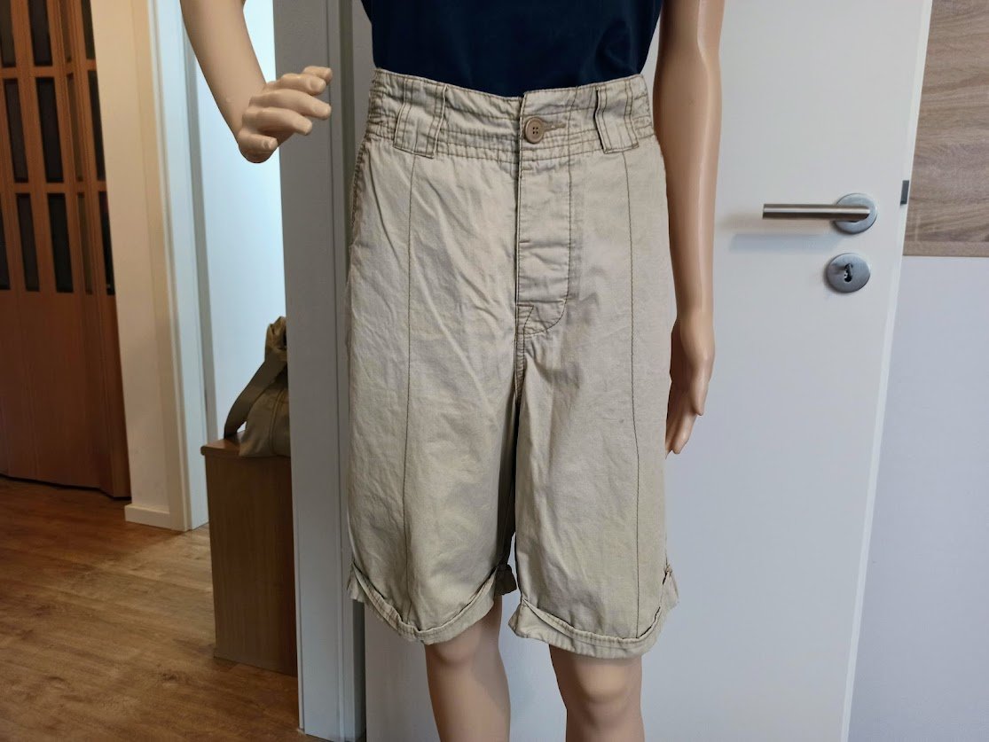 Schöne lange Schorts in beige von Divided