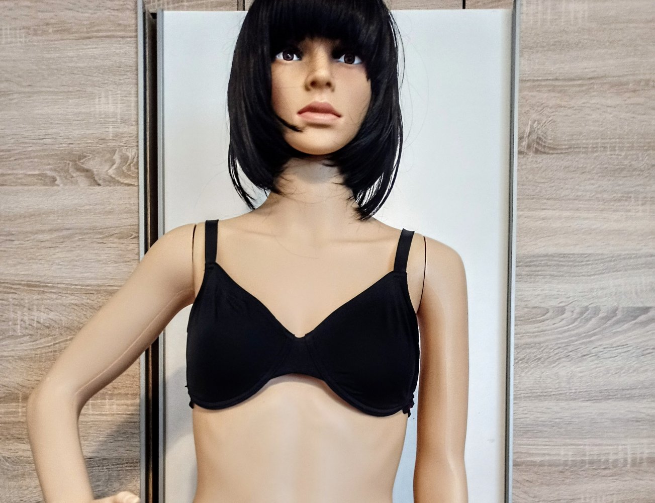 Schönes BH in schwarz mit rote Spitze hinten