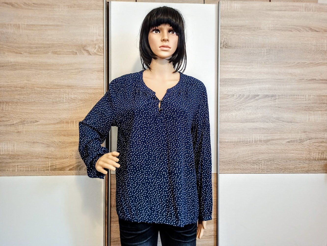 Schöne Bluse in Marienblau mit kleine weiße kreise von edc