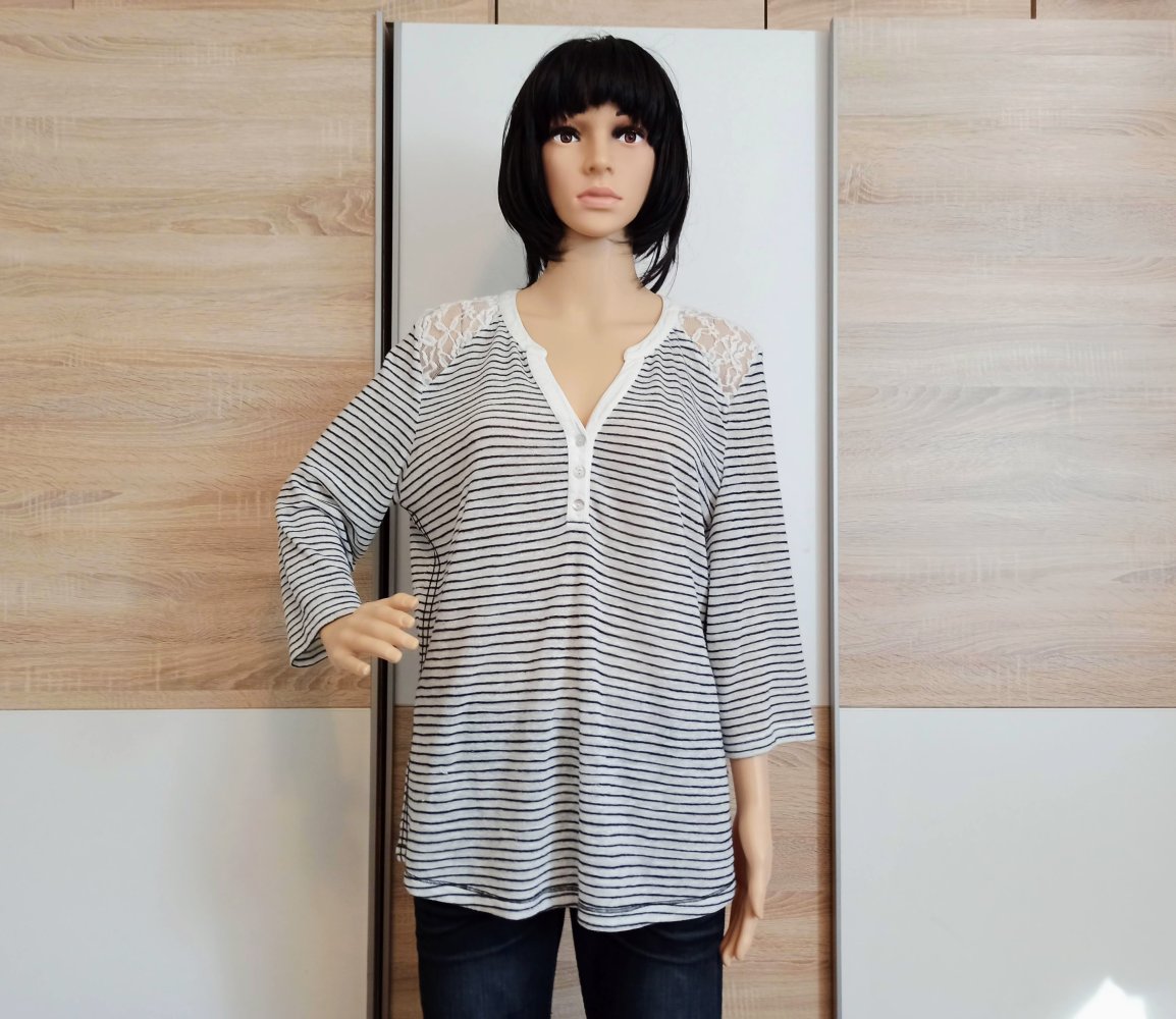 Schöner gestreifter Pullover mit Spitze von Yorn