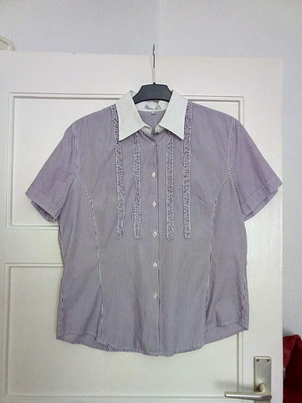 Schöne Bluse mit Nadelstreifen