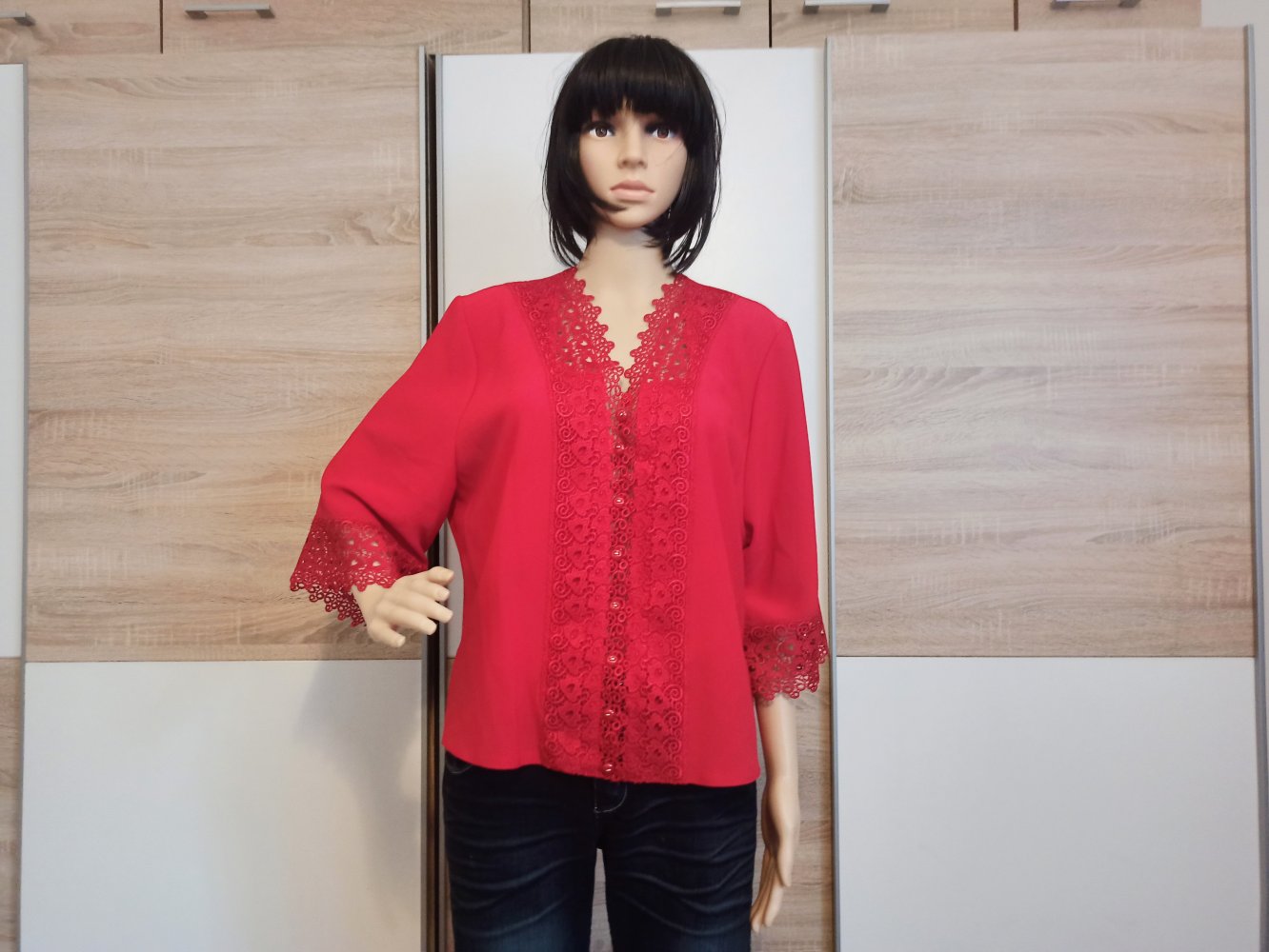 Schöne Bluse in rot mit Spitze von Halina