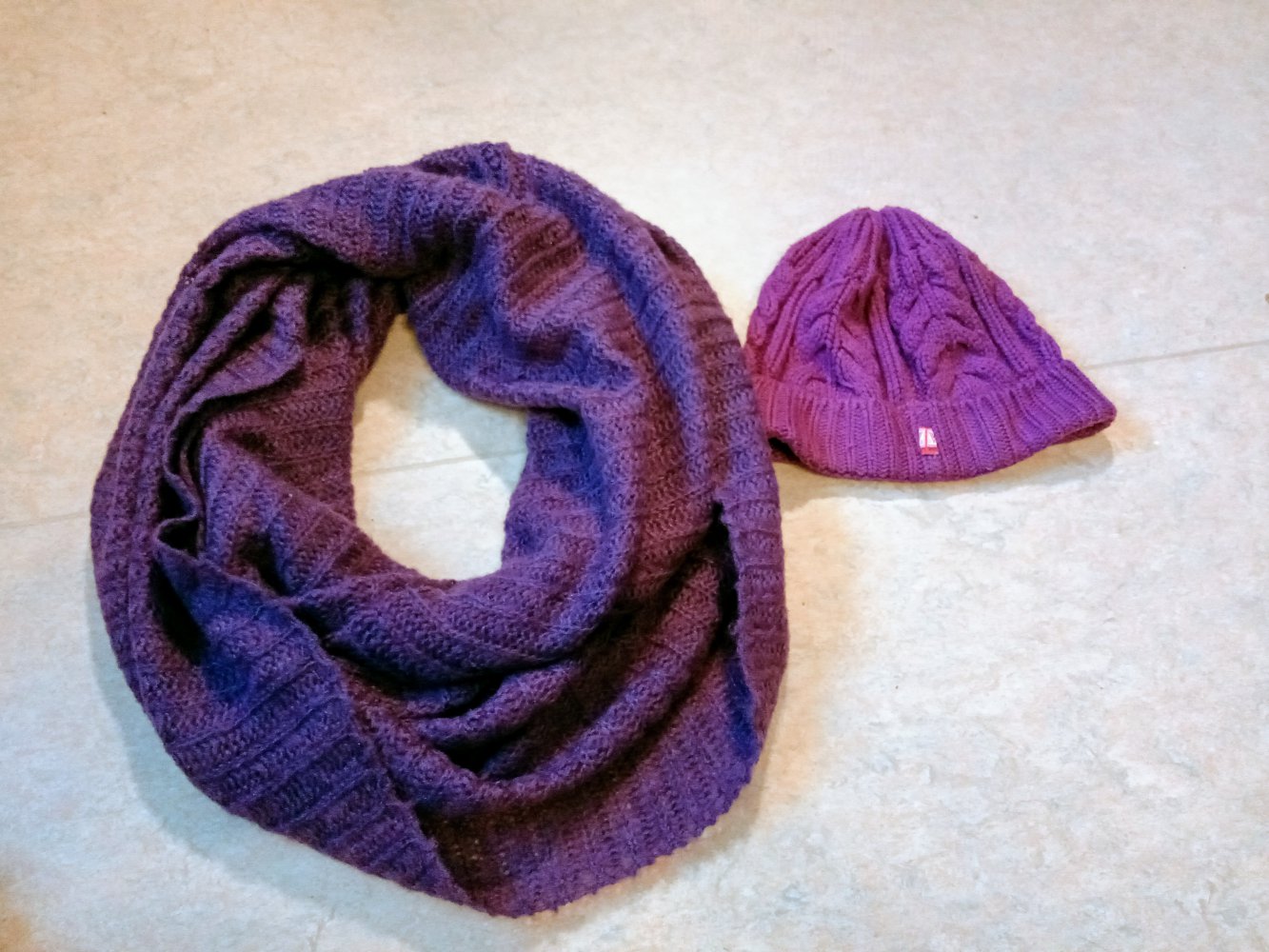 Schönes Sets: Mütze mit Schal in Lila 