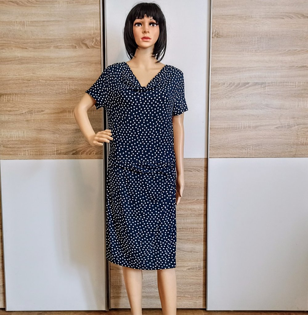 Schönes Kleid in marienblau mit weiße Punkte