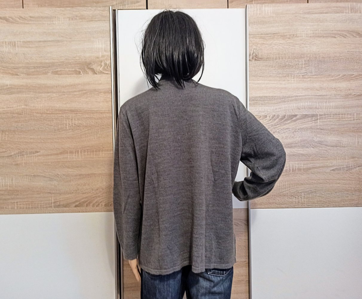 Schöner Pullover in grau/schwarz/weiß mit Blümen