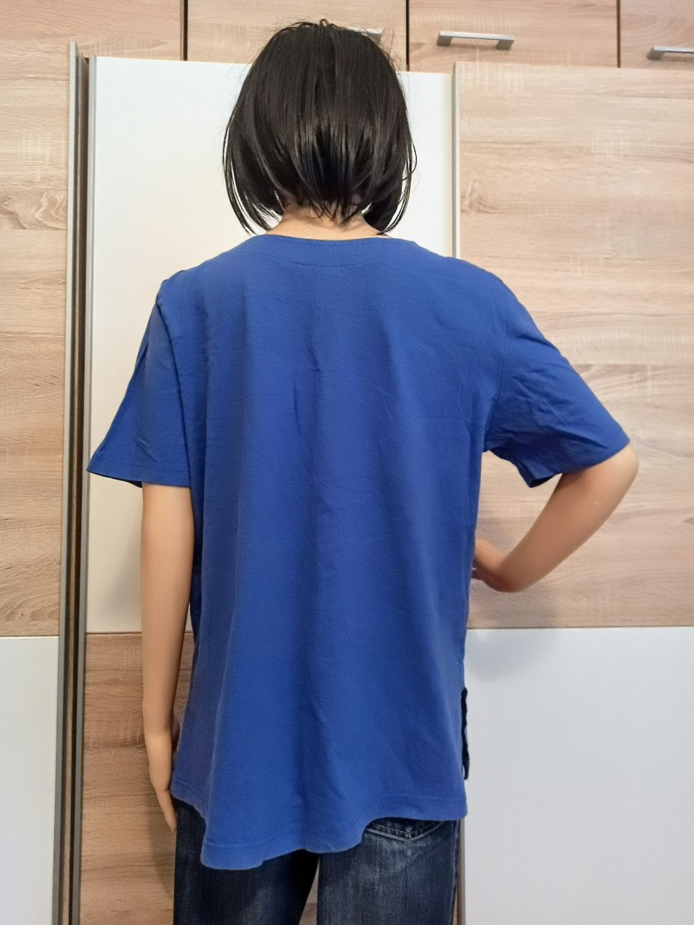 Schönes T-Shirt in blau mit weiße Muscheln