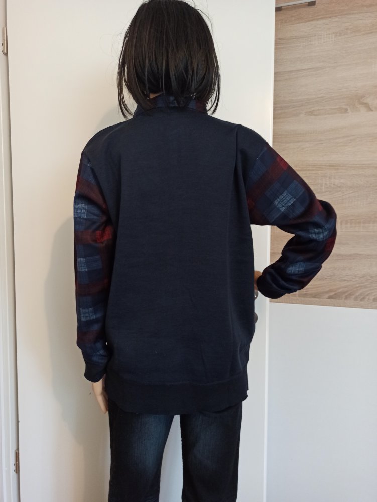 Schöner Hoodie-Pullover in Marienblau mit karierte Arme