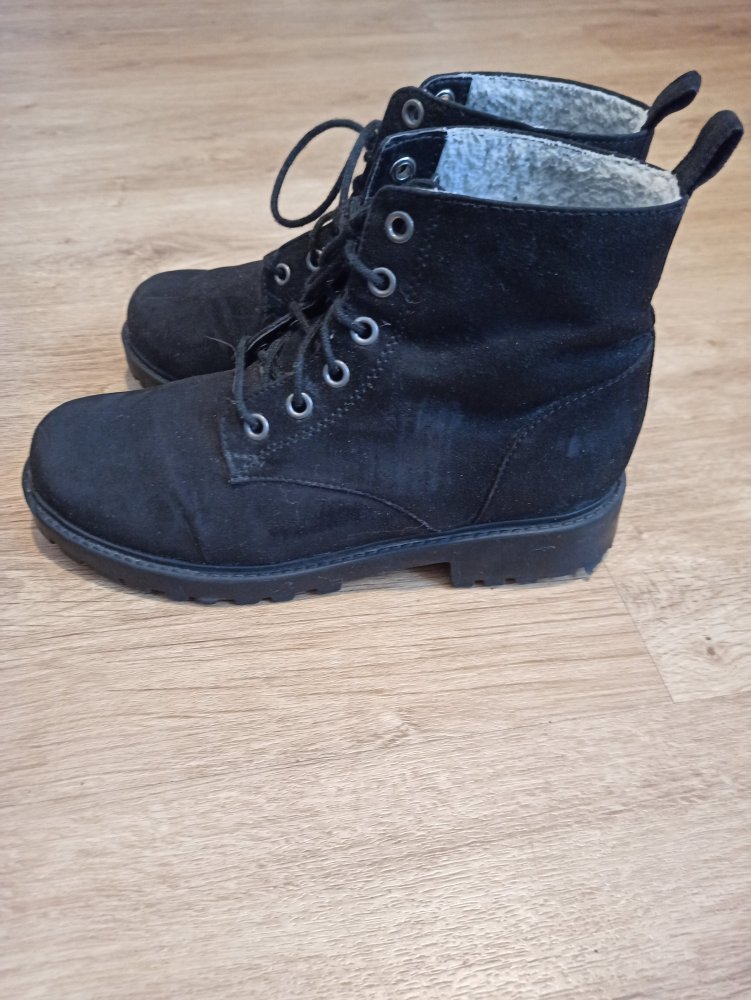 Tolle Boots in schwarz von Divided