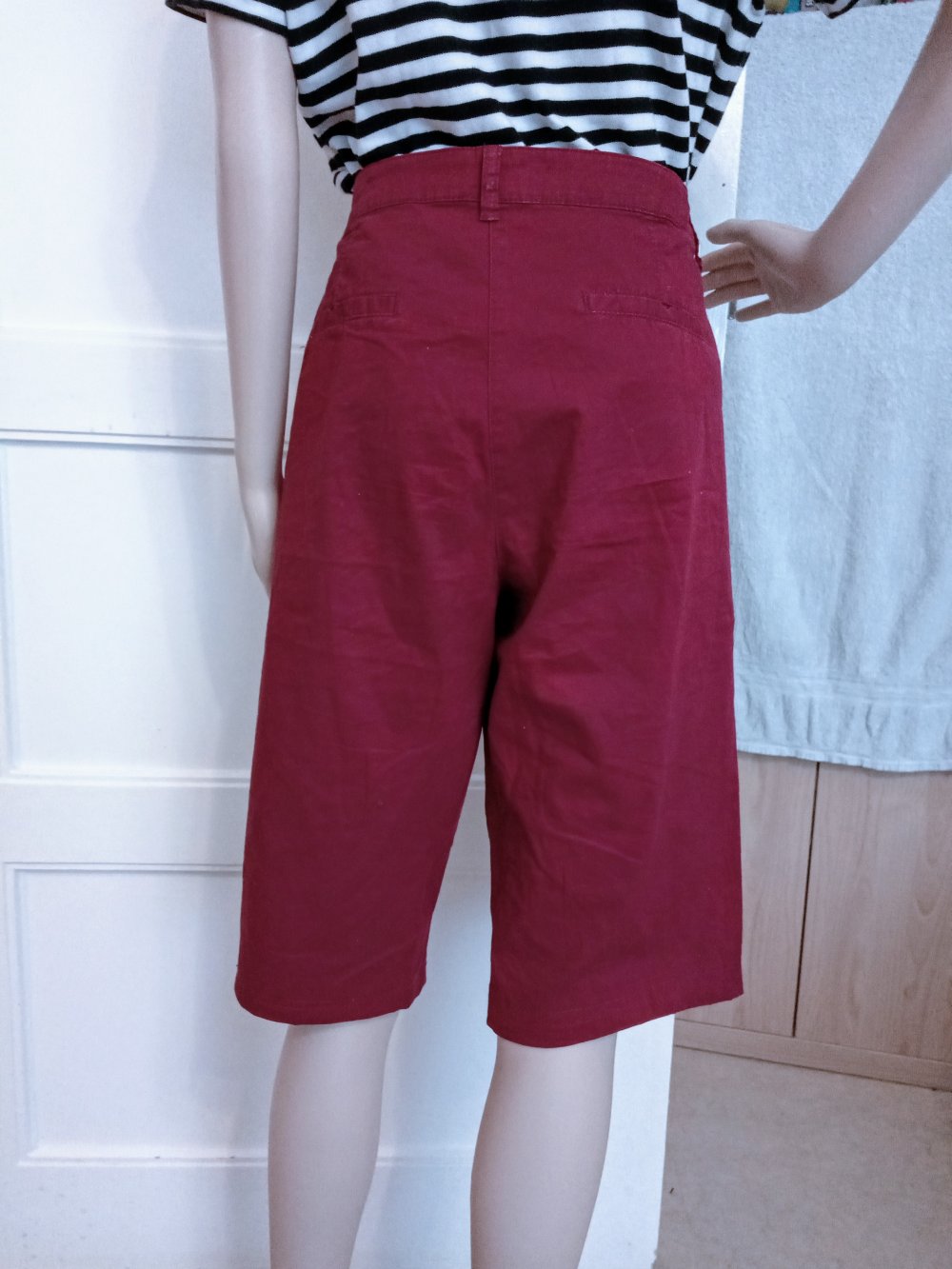 Sehr schöne Capri Hose in burgunderrot von Canda