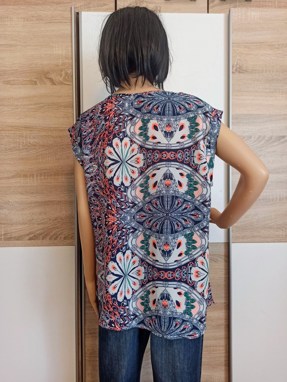 Sehr schöner bunter Top in pink/marienblau/weiß/grün