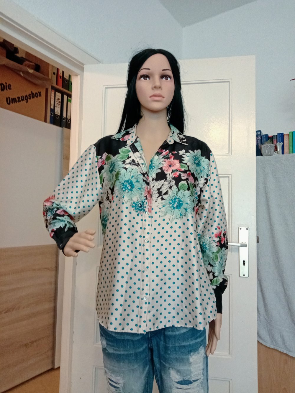 Schöne leichte Bluse von Zara mit blaue Punkten und Blumen Muster 