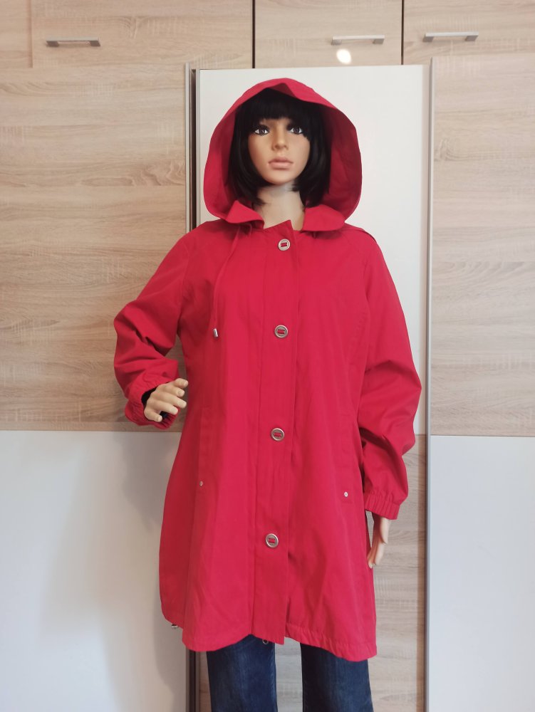 Schöne Jacke in rot von Fabiani mit Kapuze