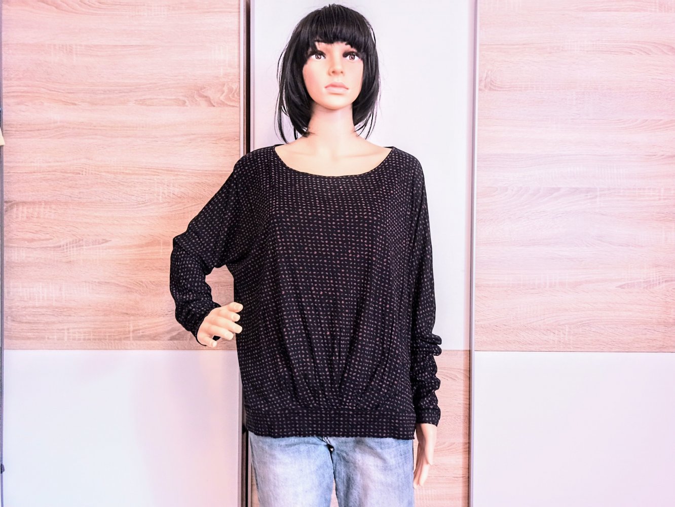 Schöne Bluse in schwarz mit Rosa Punkten von Betty&Co