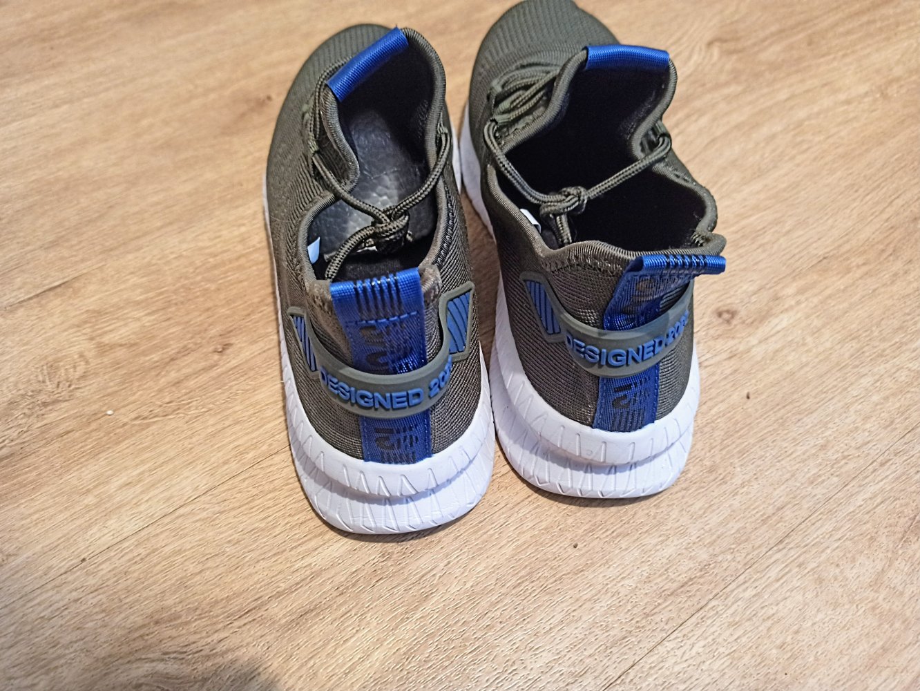 Sehr schöne Sneakers in Farbe Khaki