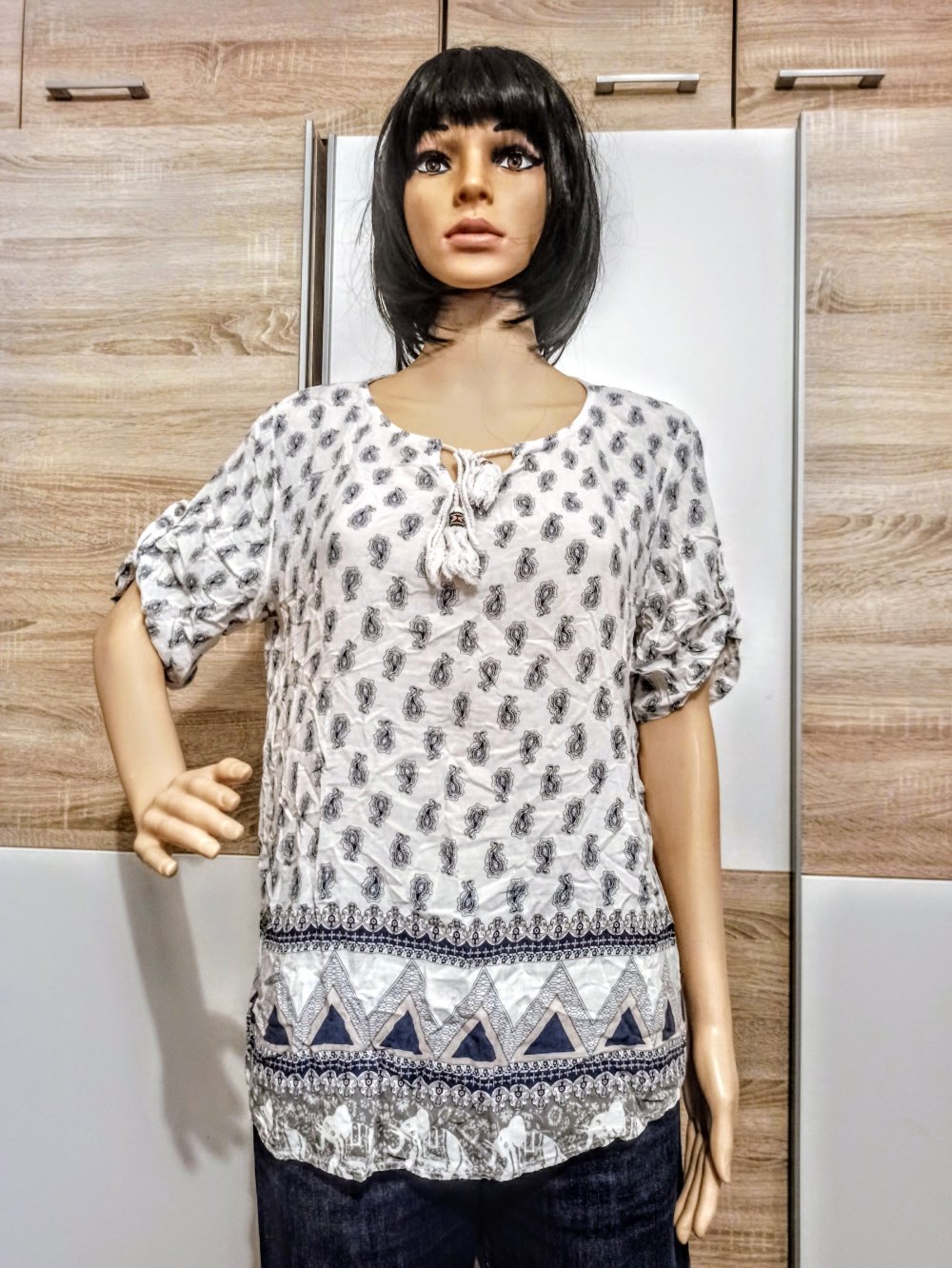 Schöne weise Bluse mit marienblauen Muster