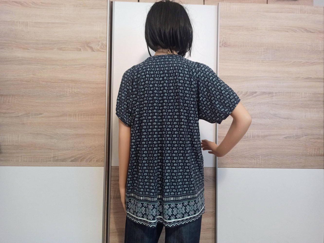 Schönes buntes T-Shirt von Infinuty mit kleine Blumennuster