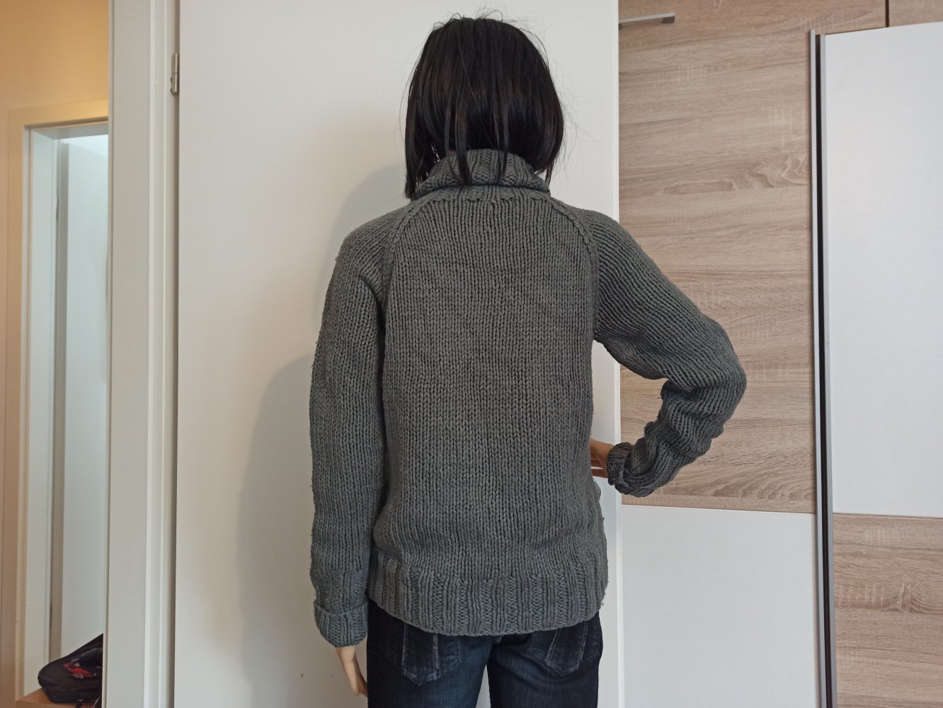 Schöner Pullover von Zara in grau mit Strick Blumen 