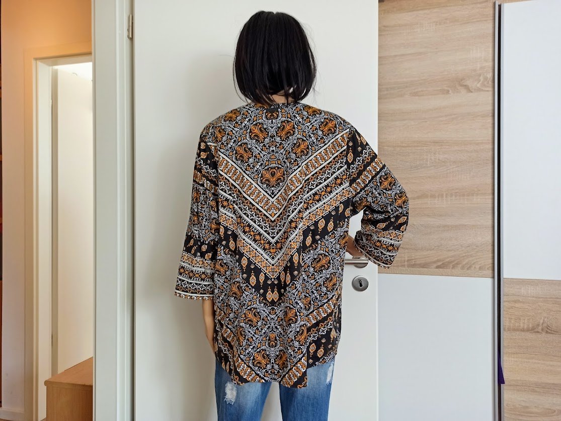 Schöner bunter Langarmshirt