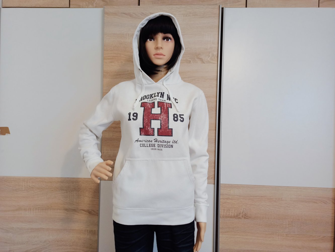 Schöner Hoodie-Pullover in weiß mit Kapuze von Smog