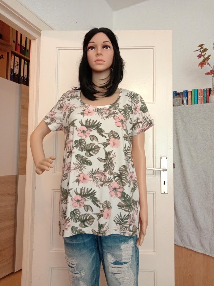 Sehr schöner T-Shirt von Infinity Women mit Blümchen 