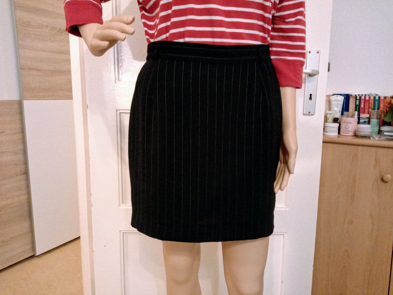 Sehr schöner Rock mit weißen Nadelstreifen von Gerry Weber 