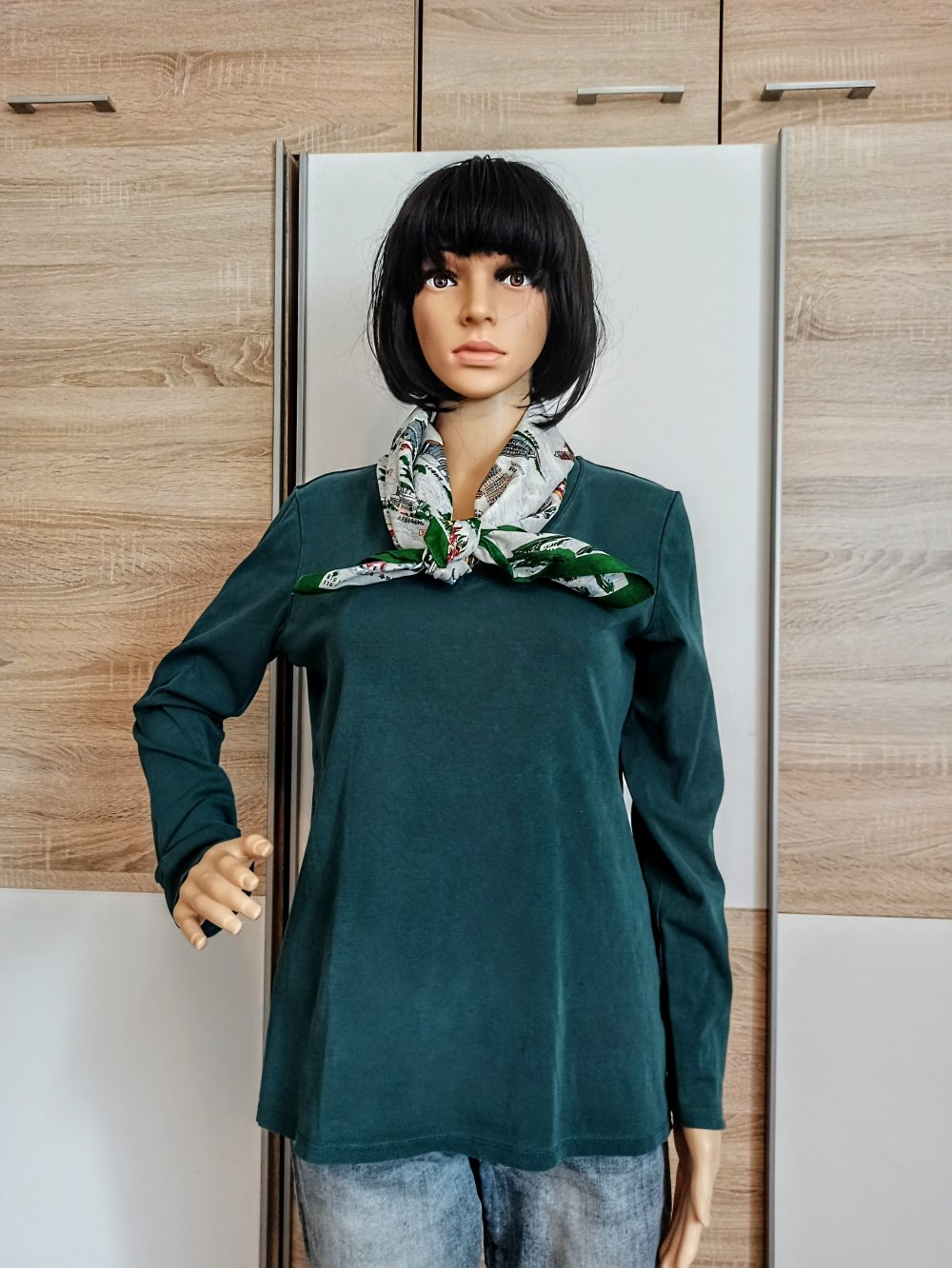 Schöner Langarm-Shirt in grün mit Schall von Uniqlo