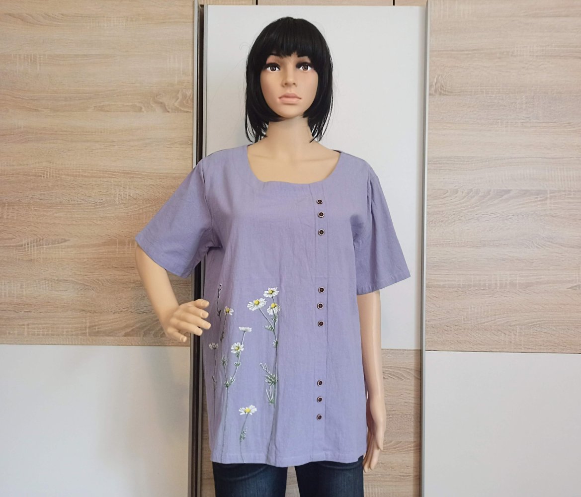 Schöne Bluse in Farbe Flieder mit Blümchen