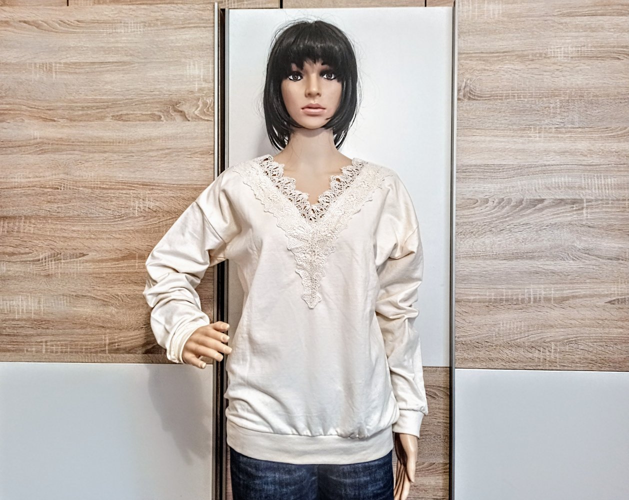 Schöner Hoodie-Pullover Cremefarbe mit Spitze