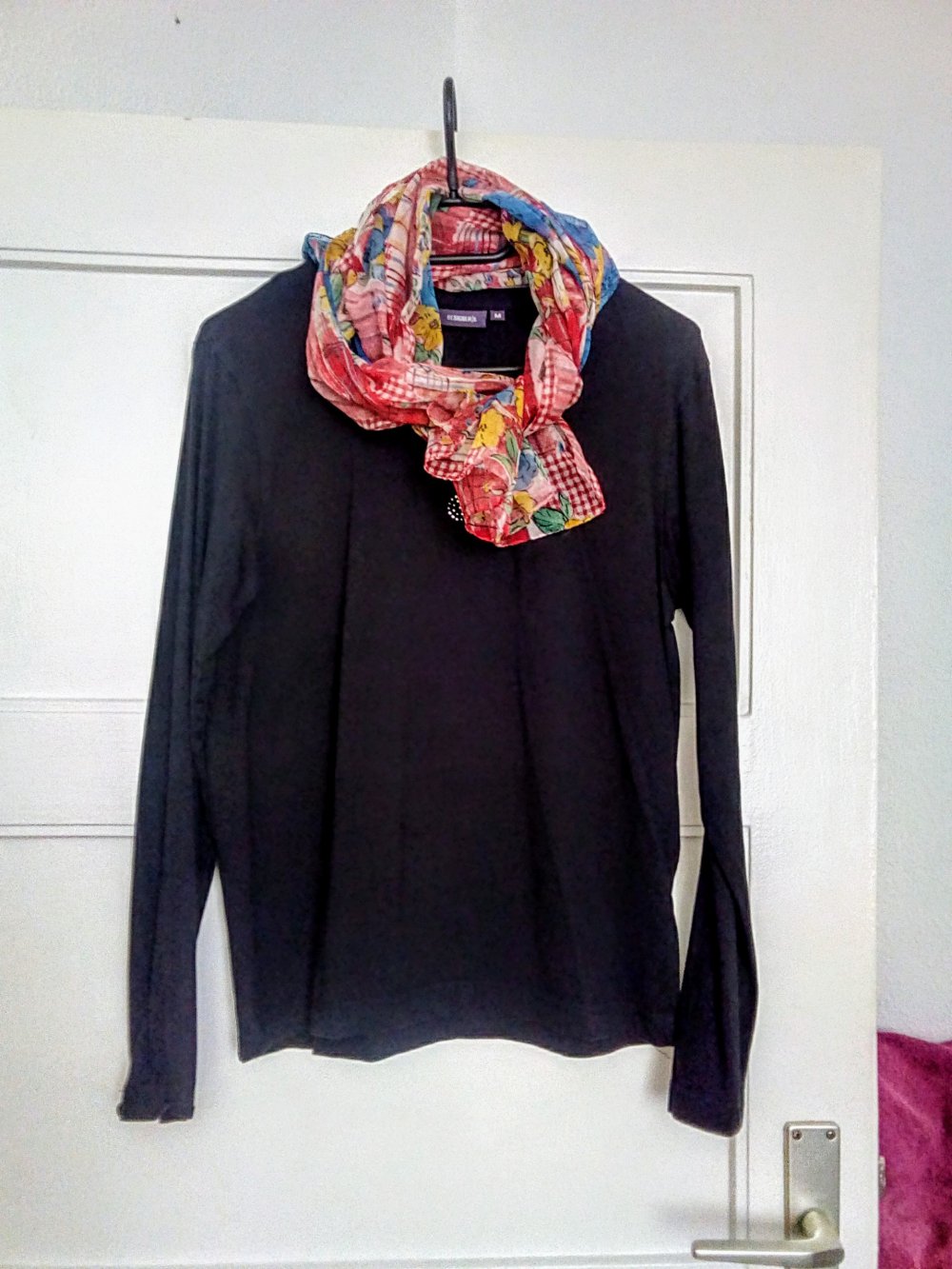 Sehr schönes Langarm-Shirt in schwarz 