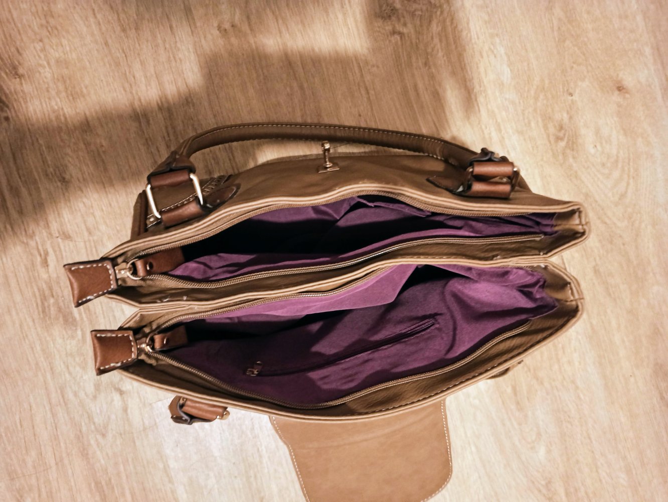 Schöne Hand-Tasche in hell-braun