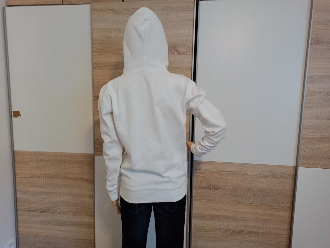 Schöner Hoodie-Pullover in weiß mit Kapuze von Smog